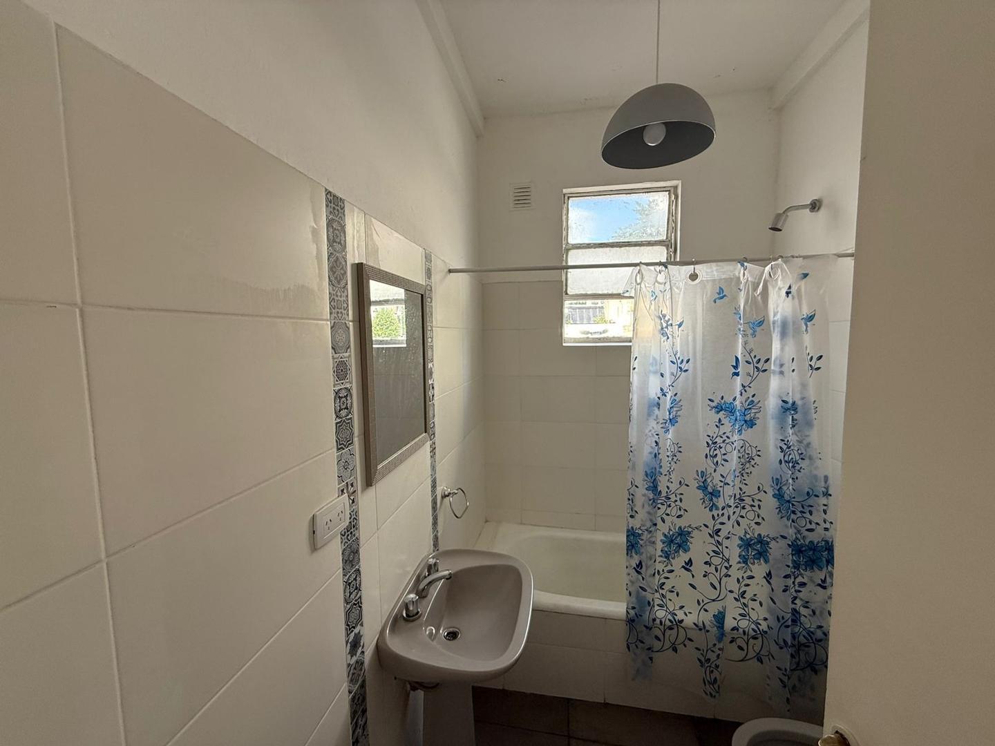 2 ambientes con cocina independiente.