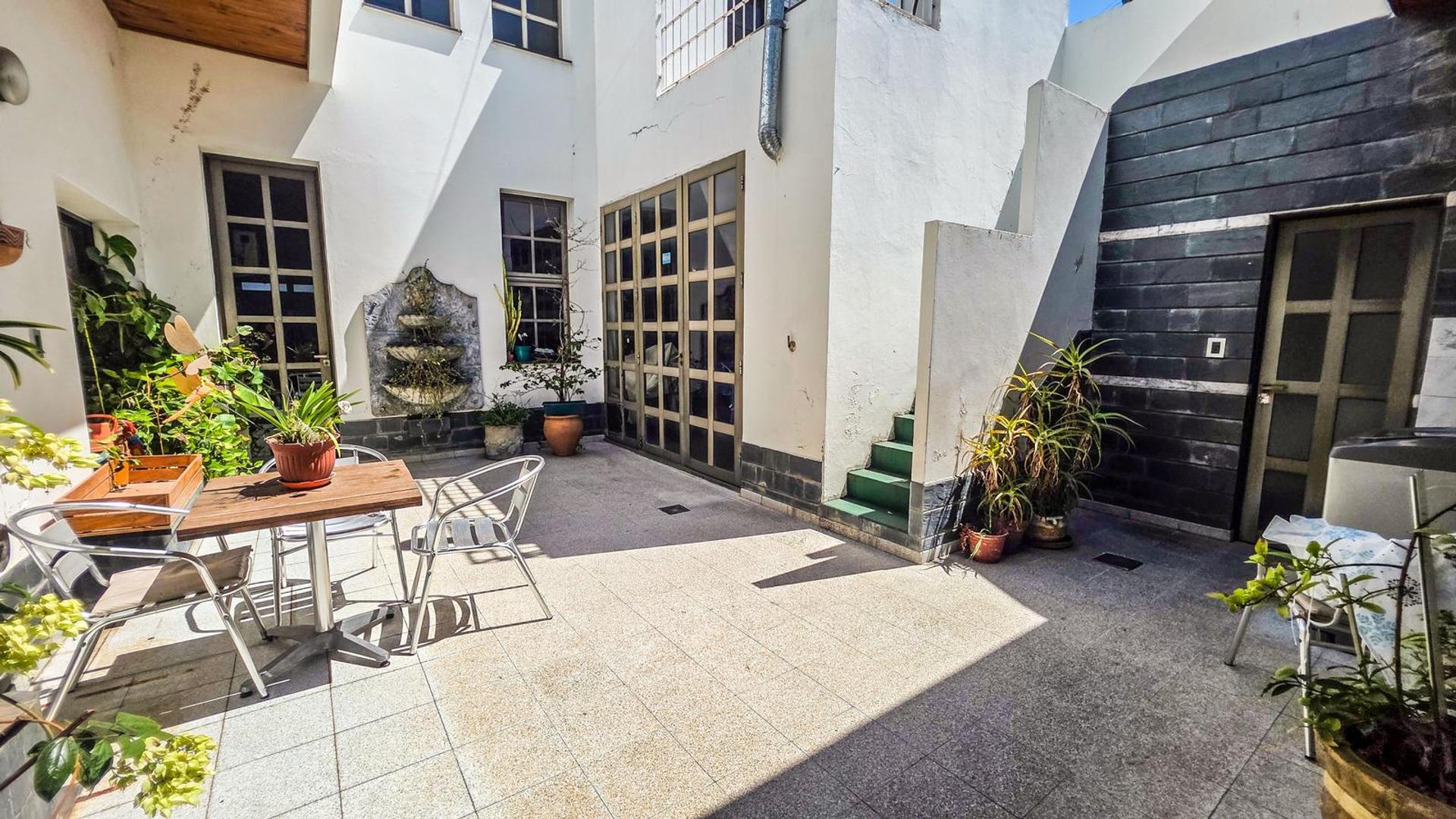 VENTA - Casa de 3 dormitorios, patio, terraza y cochera para 3 autos - Echesortu, Rosario