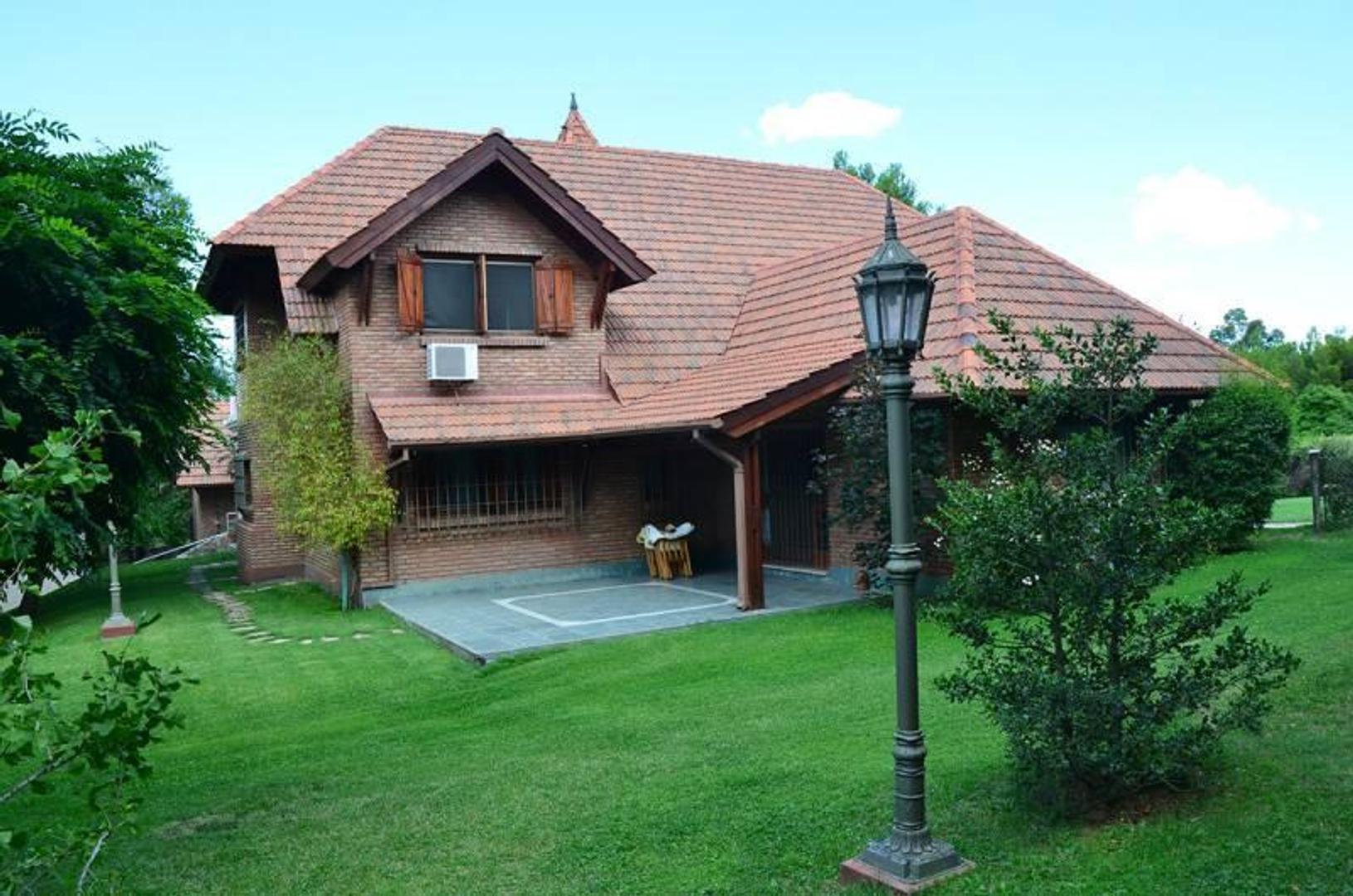 Casa 5 ambientes con 7 baños