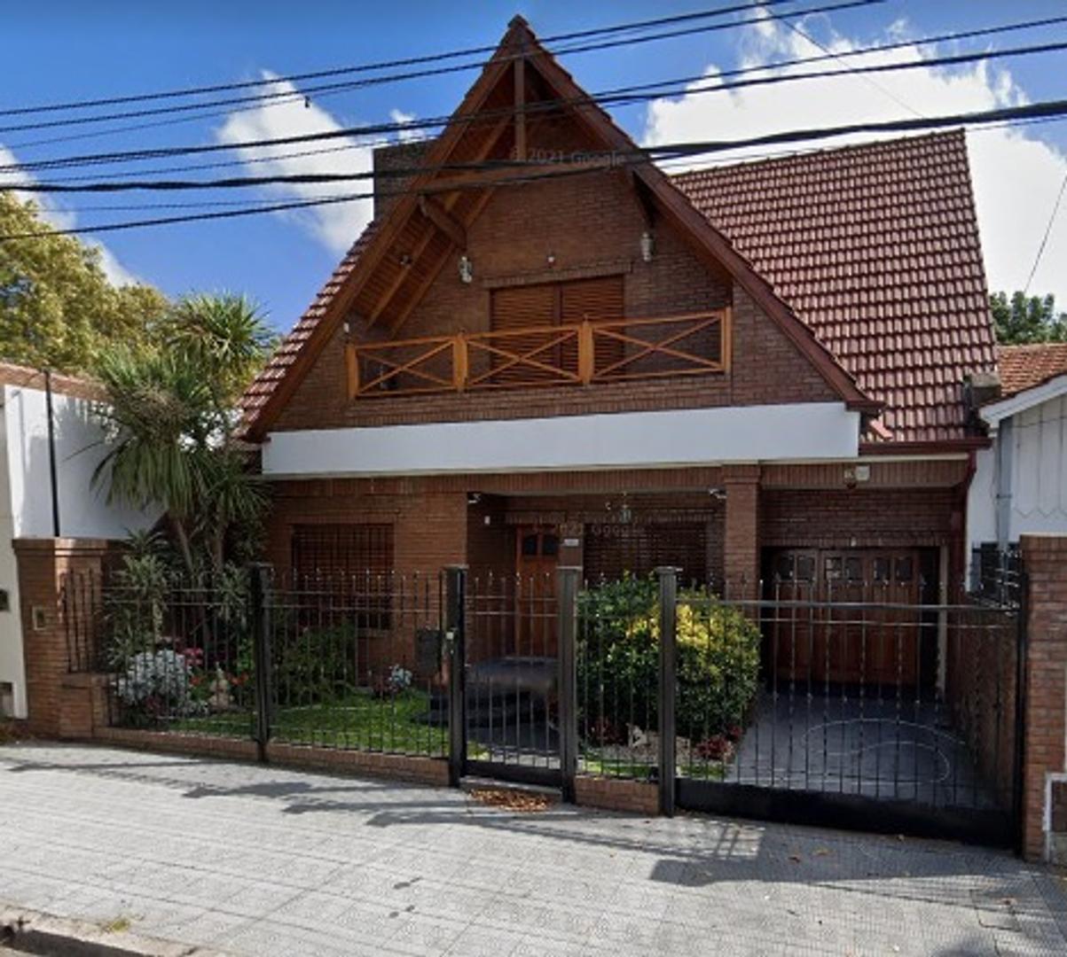 VENTA - CHALET 8 AMB.- PILETA - PATIO - JARDIN - MORON SUR