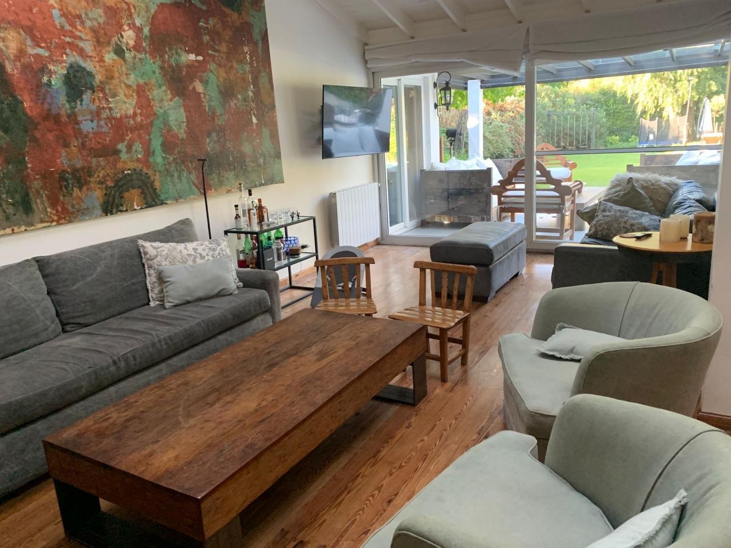 Casa en Venta con 2 cocheras