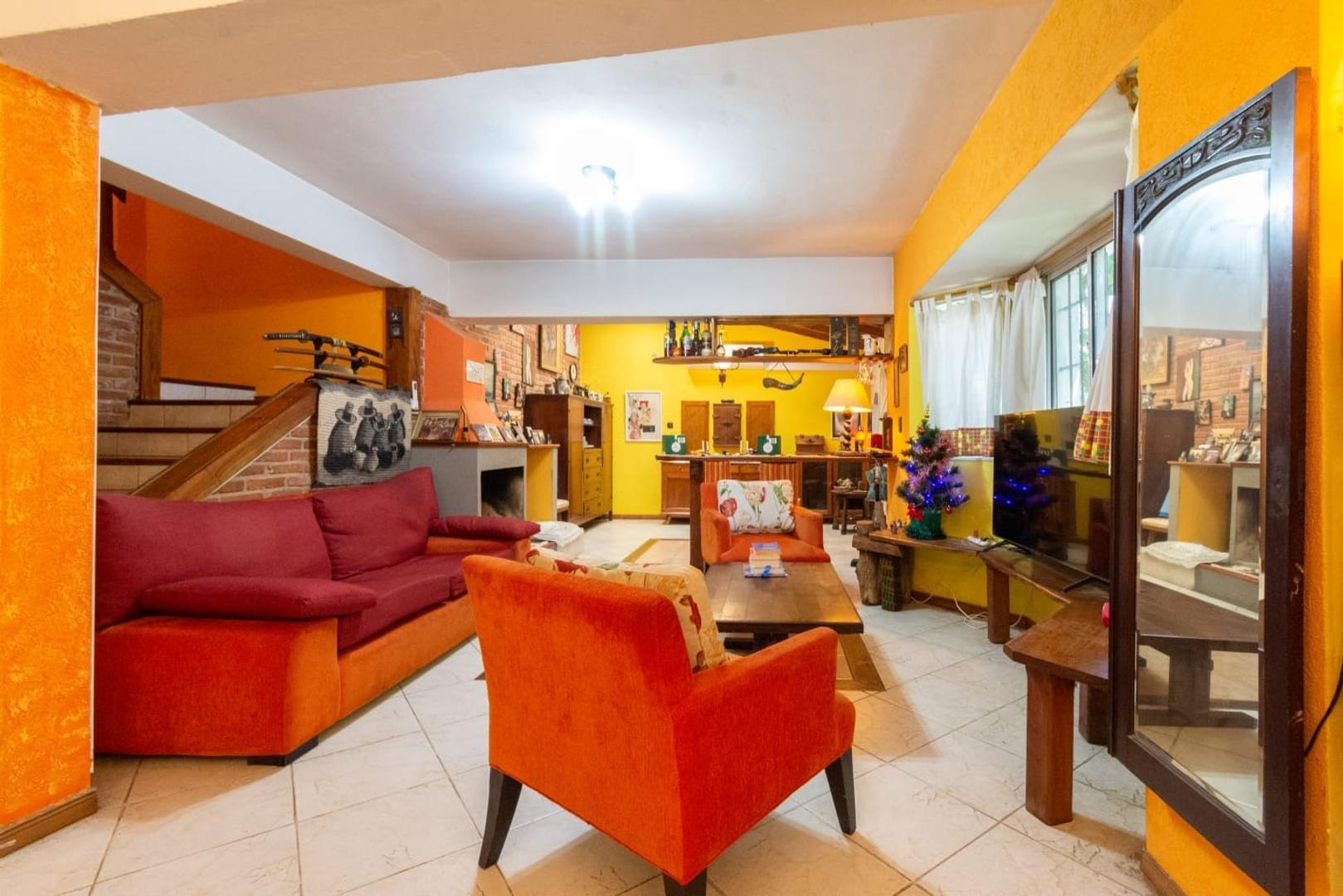 CHALET 4 AMBIENTES CON FDO .LIBRE, PILETA Y COCHERA