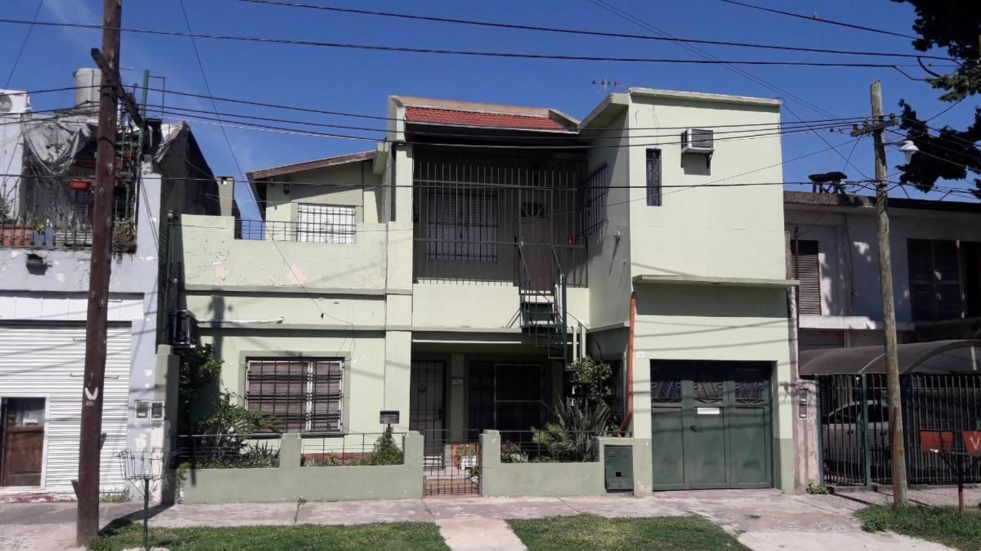 OPORTUNIDAD Casa 3 amb. c/cochera cub. + depto. 3 amb.