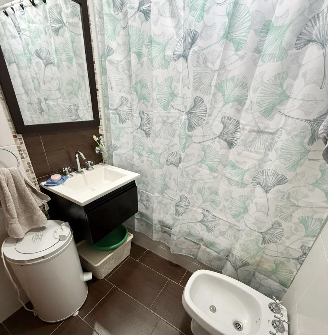 Departamento 2 ambientes con cochera descubierta