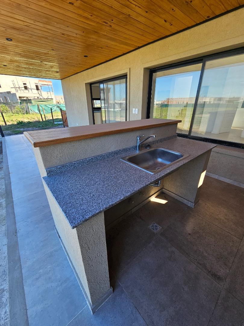 Casa en Venta con 3 cocheras