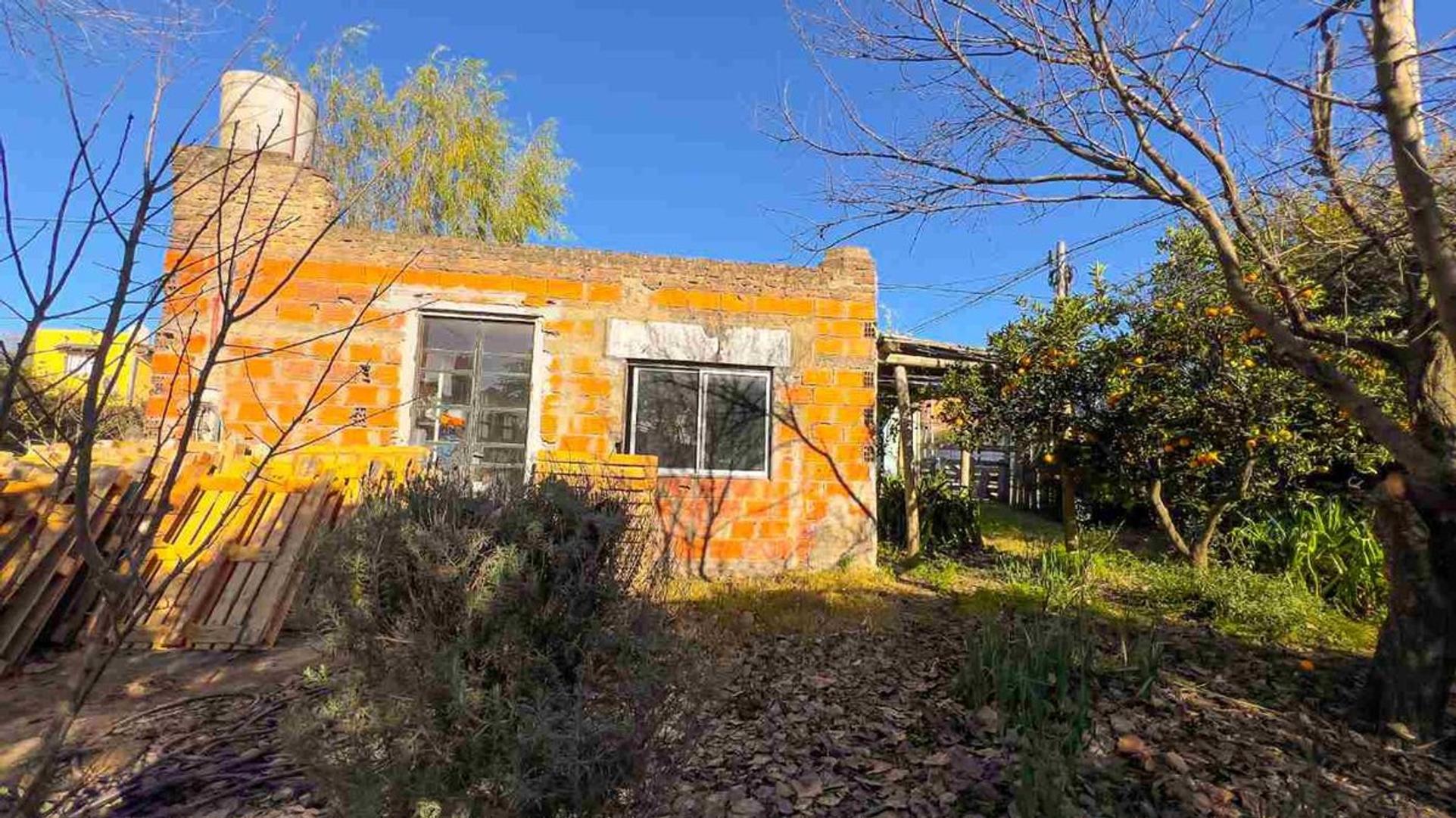 VENTA CASA A RECICLAR CON AMPLIO LOTE TANDIL