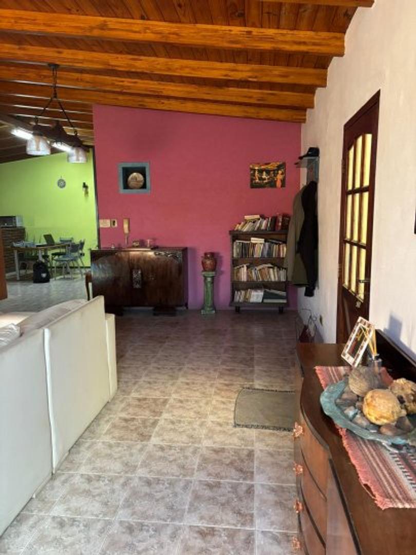 Casa 2 dormitorios, cochera doble, amplio patio + local al frente, a metros de Bv. Urquiza.  Ap...