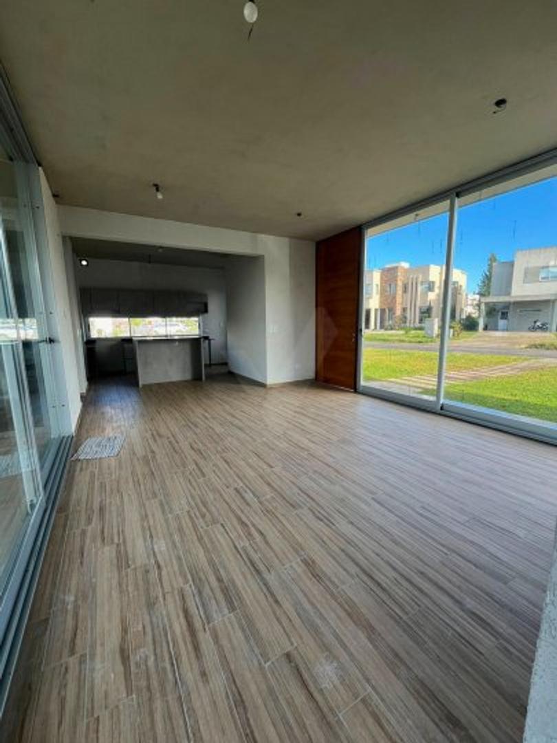 Casa en Venta en Berazategui, USD 245.000