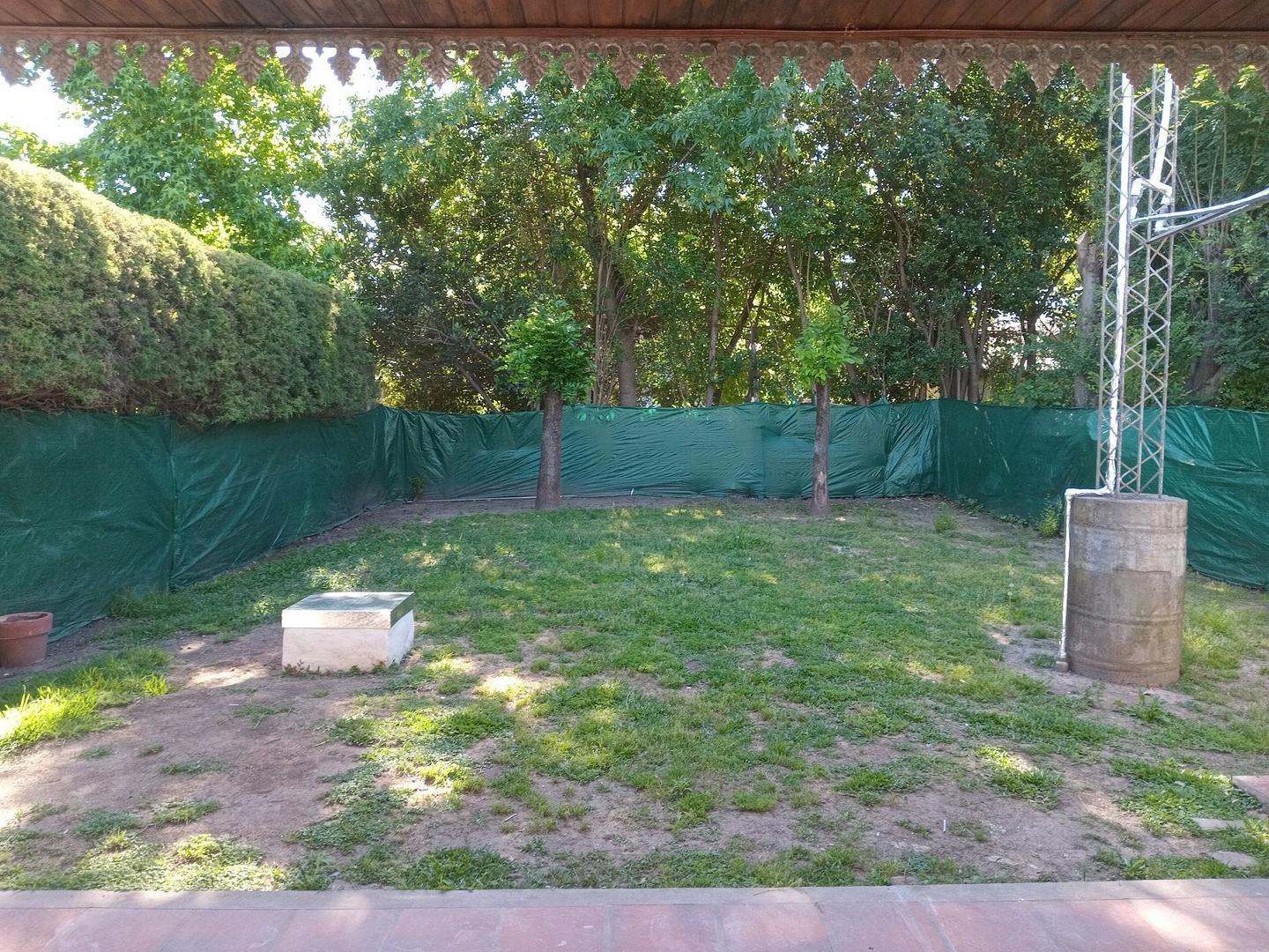 Casa en Alquiler con 3 cocheras