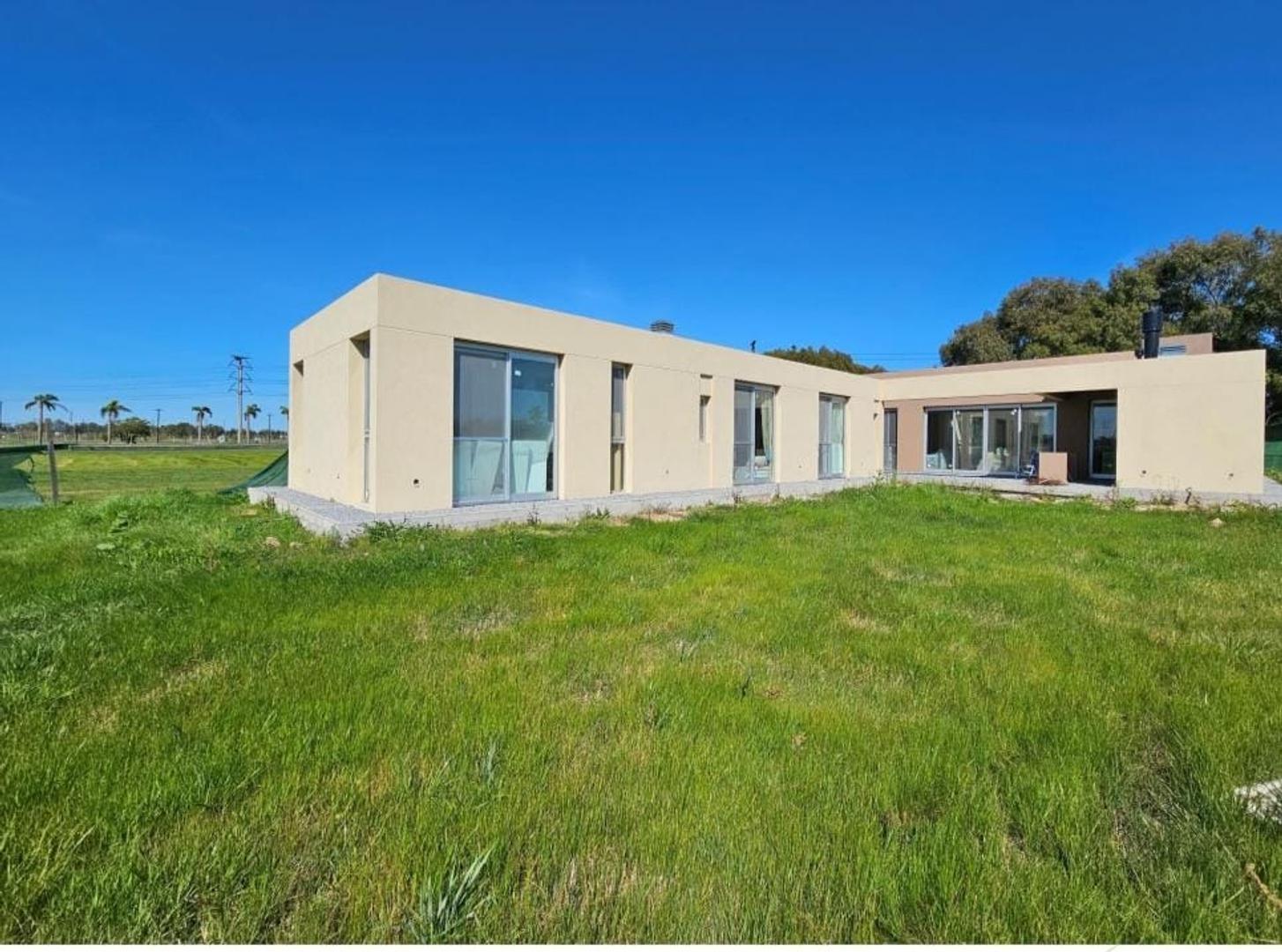 Casa 5 ambientes con 4 baños