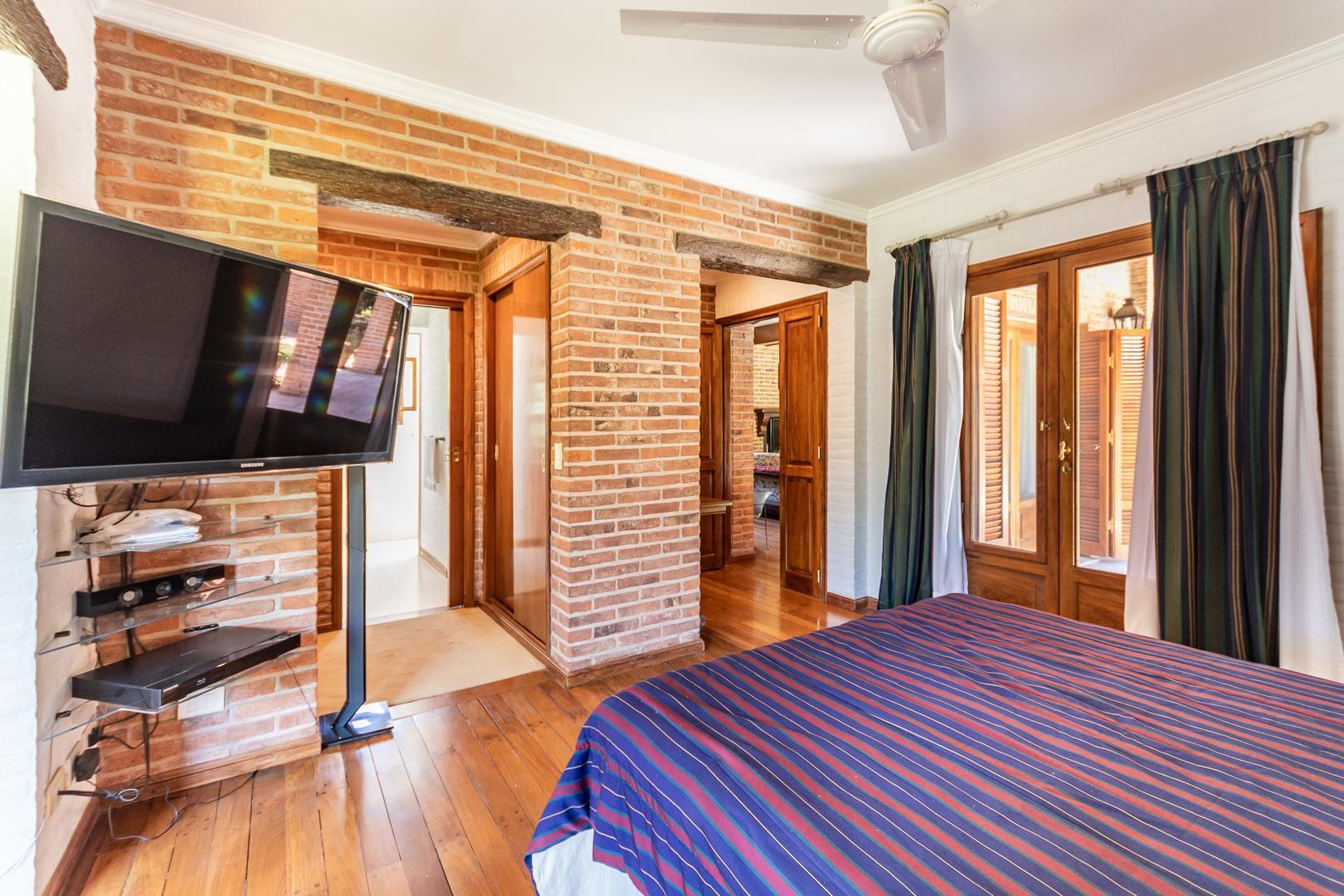 Casa en Venta con 4 cocheras