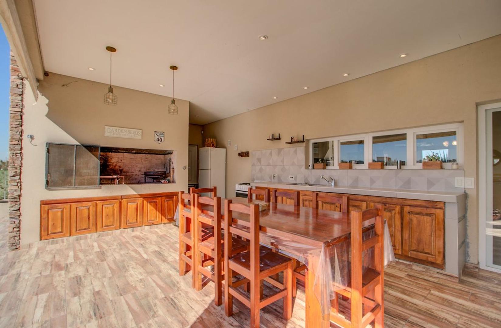 CASA VENTA AREA 60 4 DORMITORIOS GALERIA PISCINA