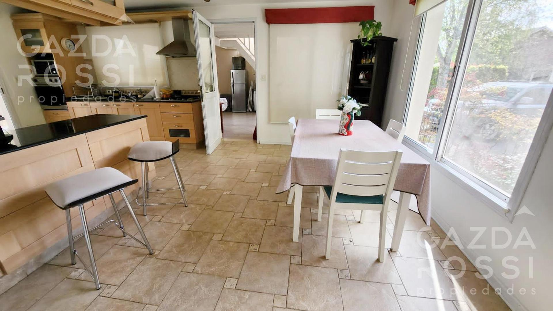 Casa en Venta con 2 cocheras