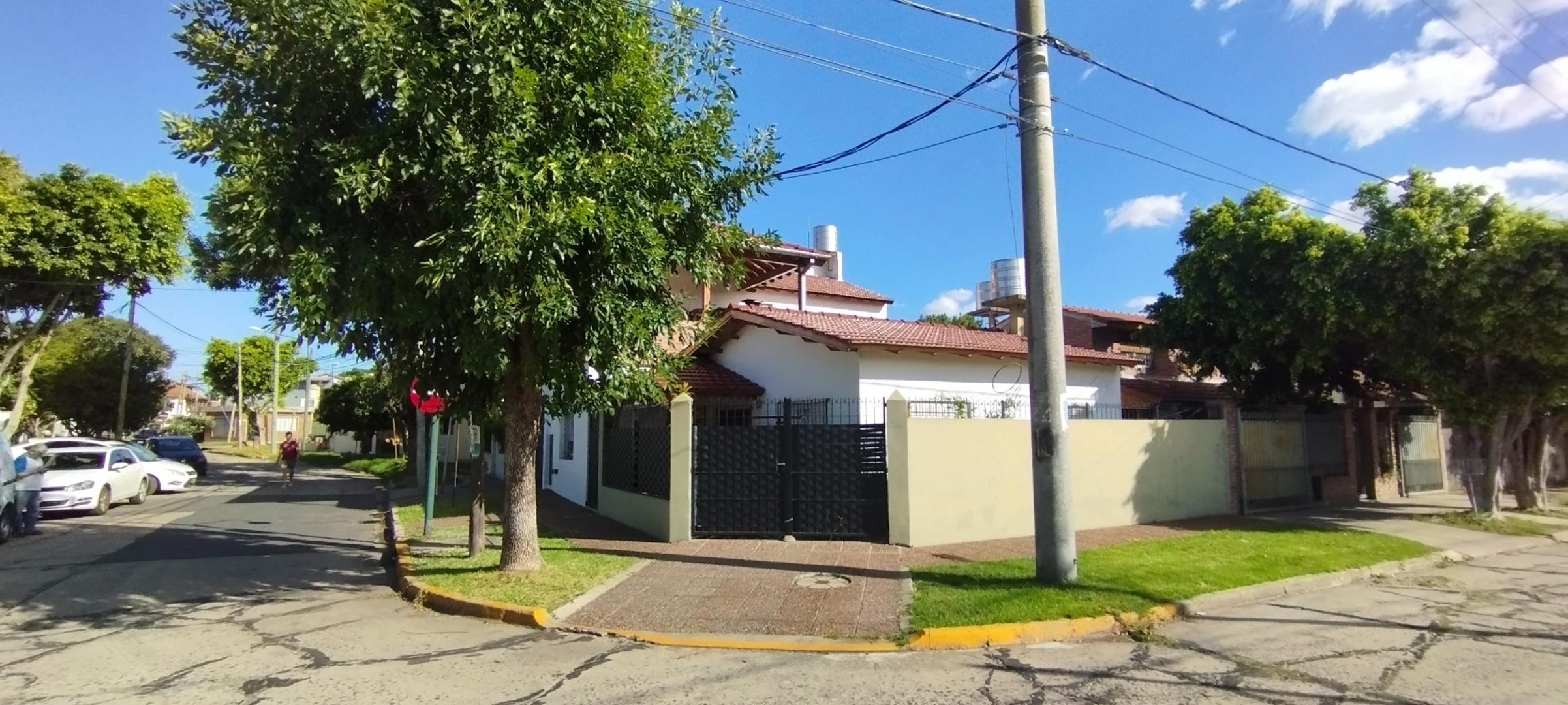 DOS PROPIEDADES DE TRES AMBIENTES EN EL MISMO LOTE