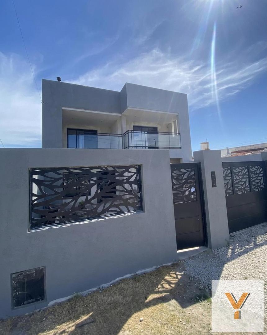 Casa en Venta - 4 Dormitorios 3 Baños - 358mts - Miramar