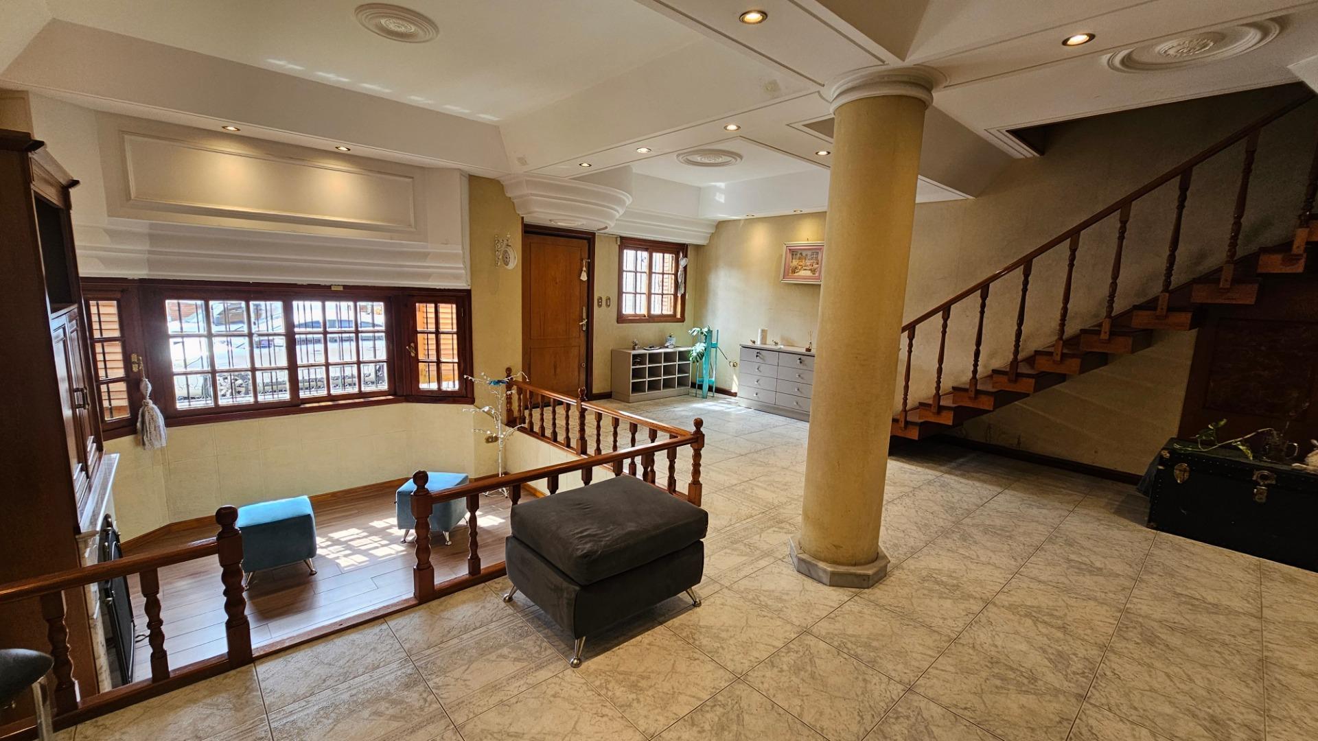 Casa 5 ambientes con 4 baños