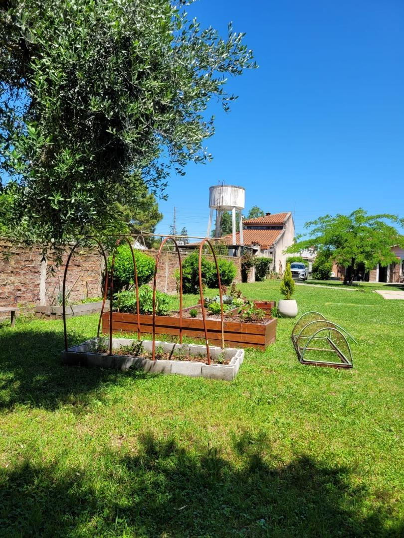 Solido Chalet de 4 ambientes con lote parquizado