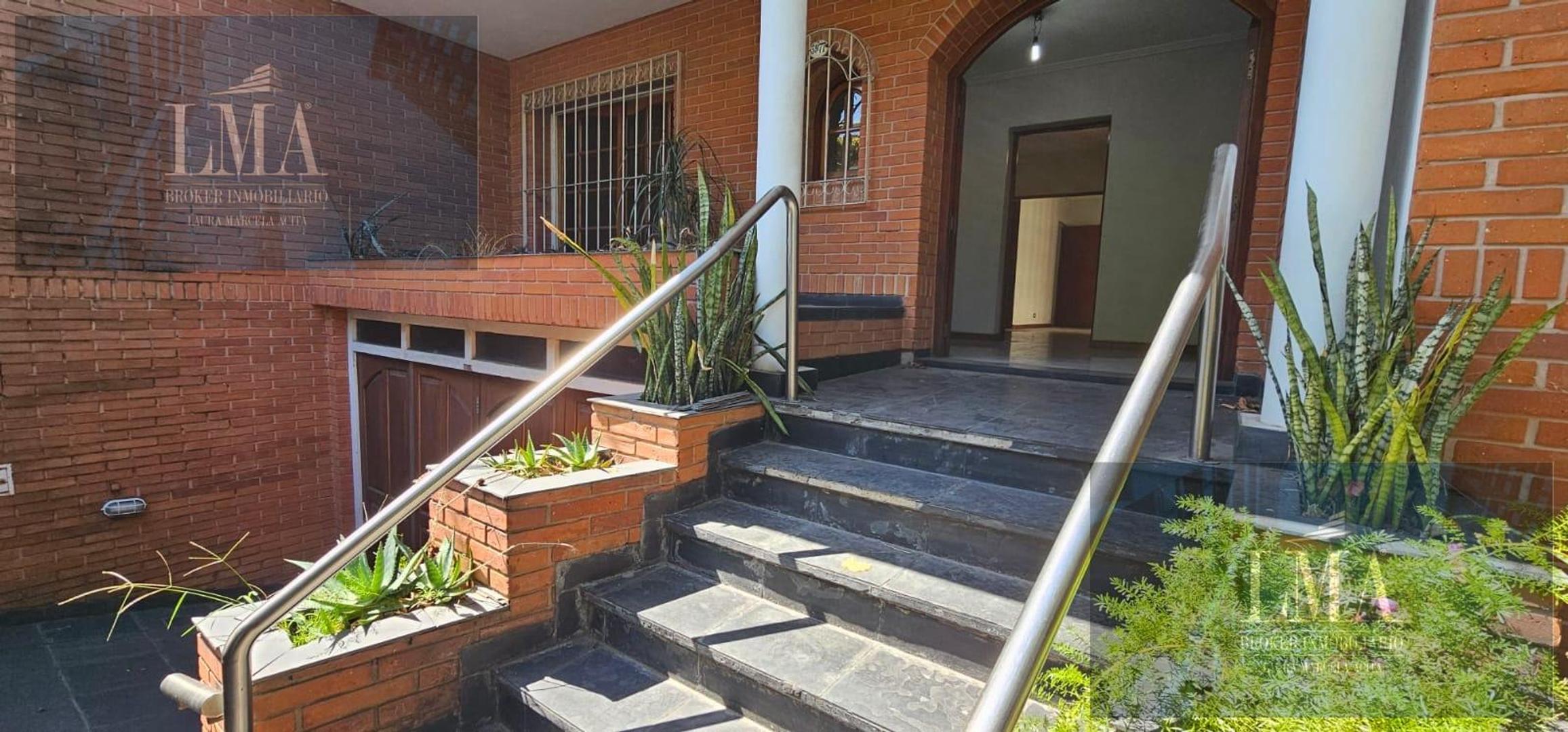 Casa 7 ambientes con 2 baños