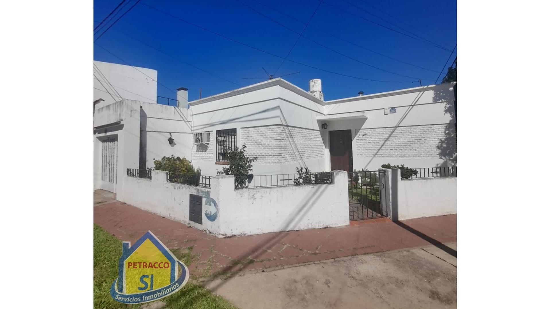 Casa el frente de 2 dormitorios en venta