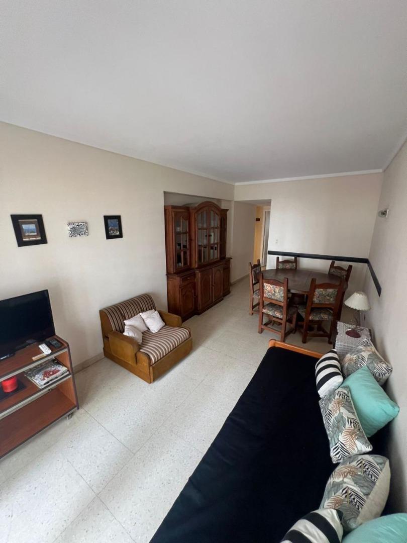 Amplio 2 ambientes y 1/2 a metros de Plaza Colon