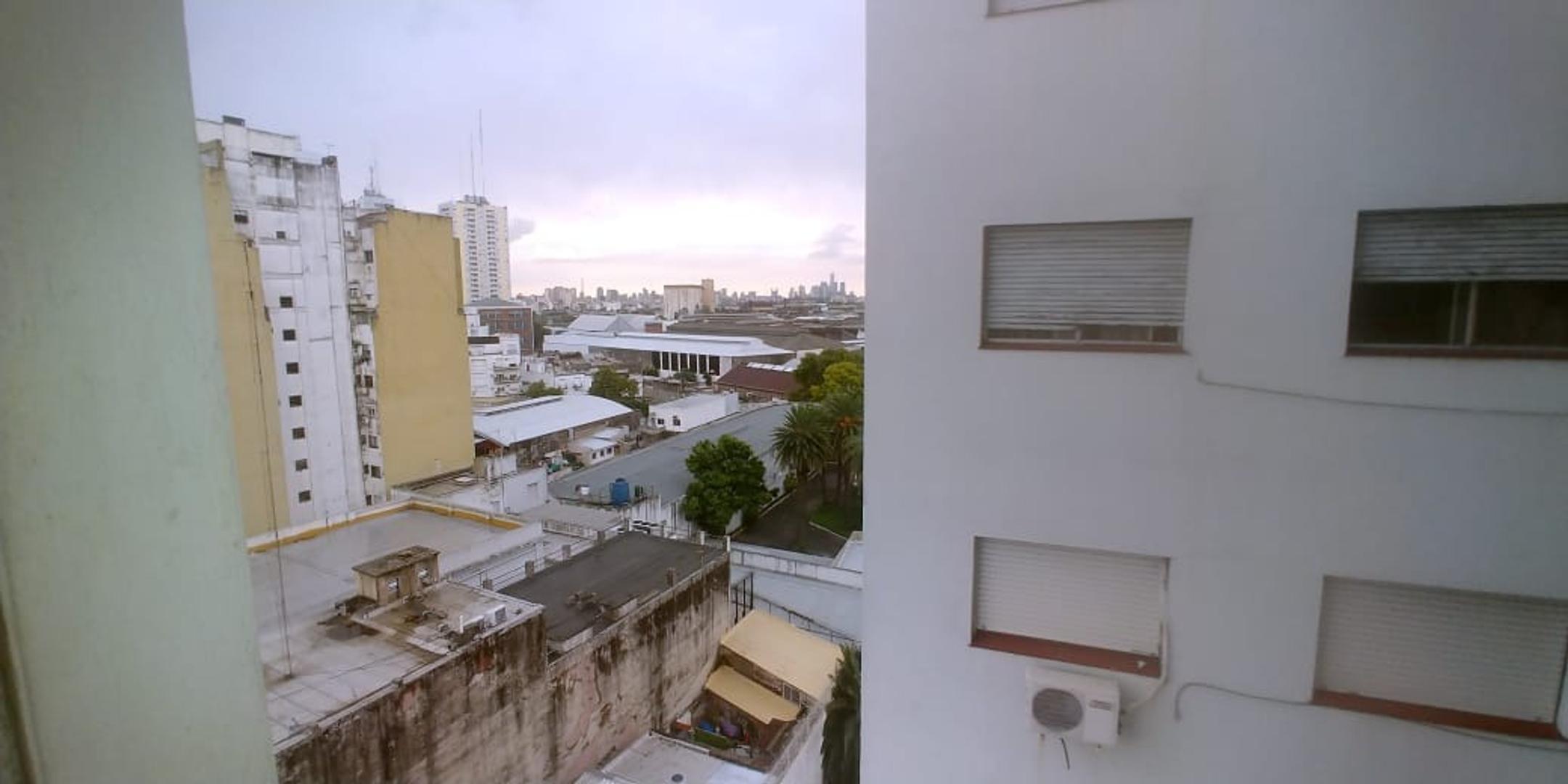 Excelente departamento 4 ambientes. Muy amplio piso alto.