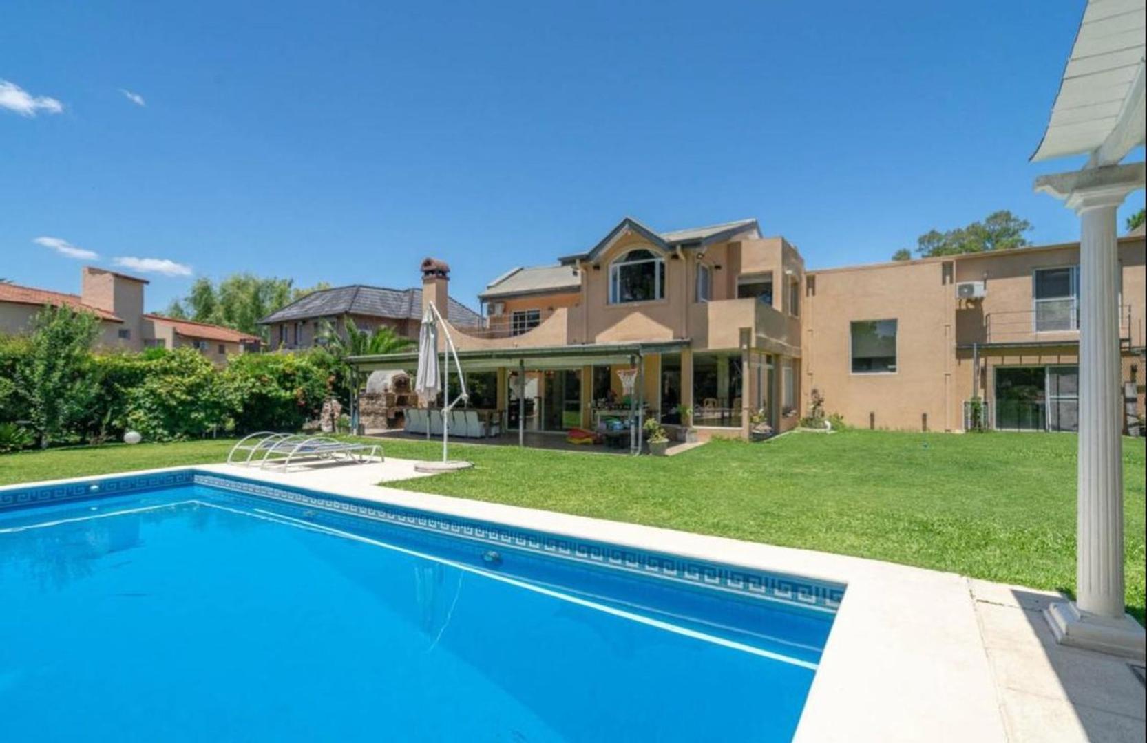 VENTA CASA +8 AMBIENTES EN NÁUTICO ESCOBAR