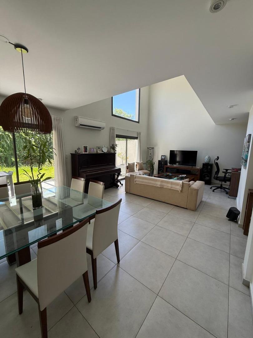 Casa 2 ambientes con 2 baños