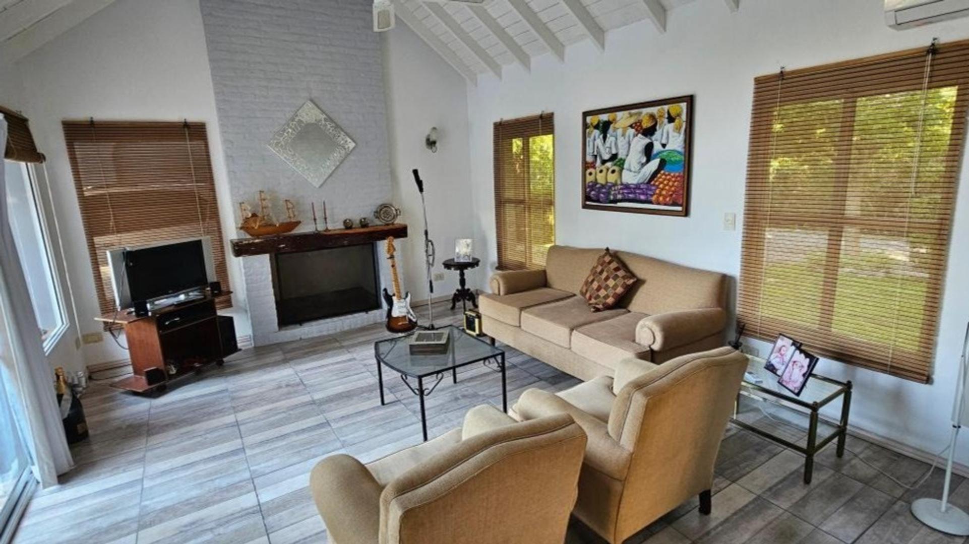 Casa en Alquiler con 2 cocheras