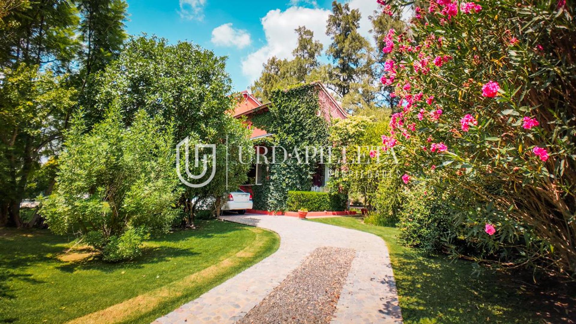 Casa en Venta con 3 cocheras