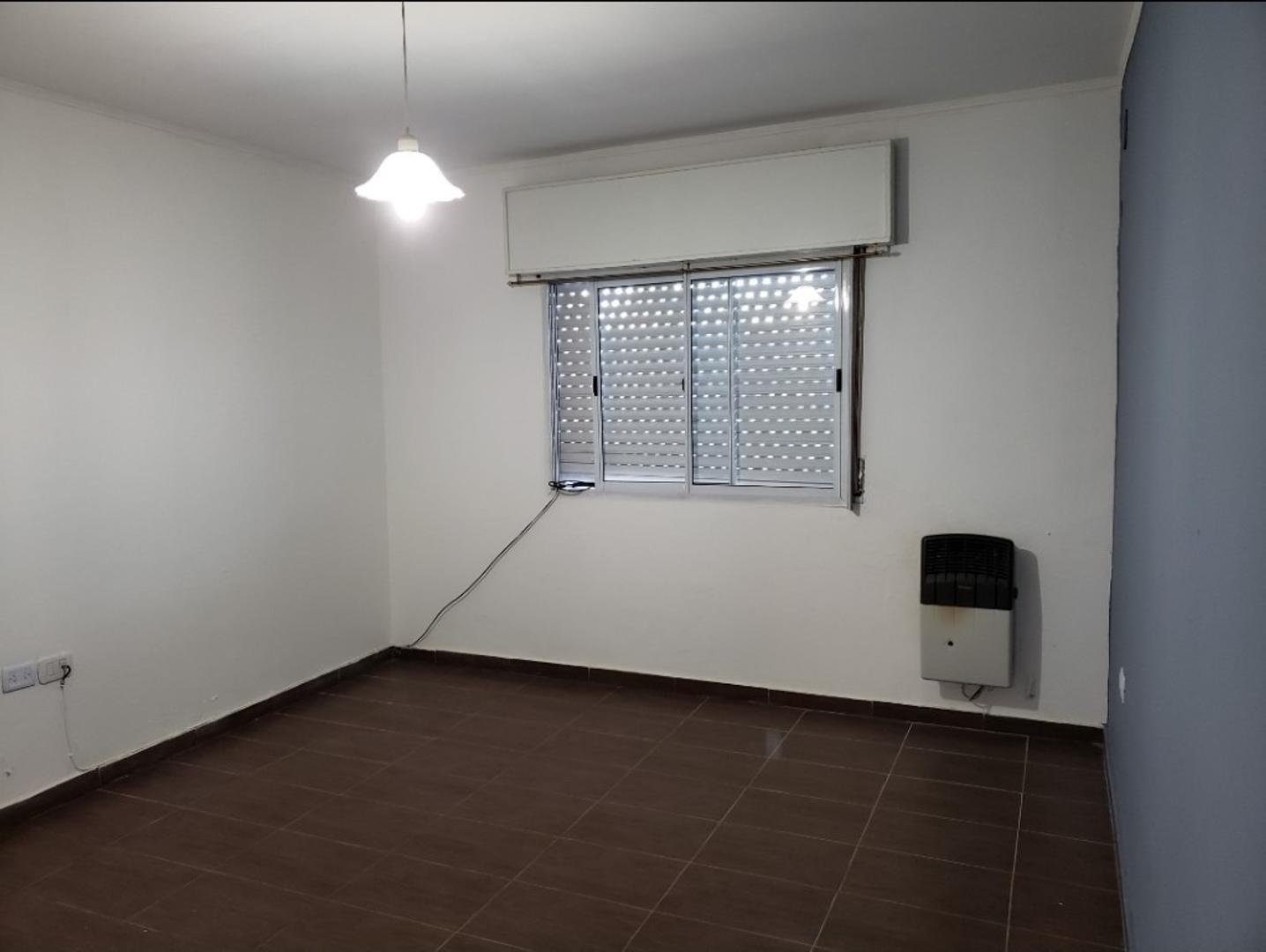 Depto Tipo Casa en Alquiler en San Antonio De Padua, $ 600.000