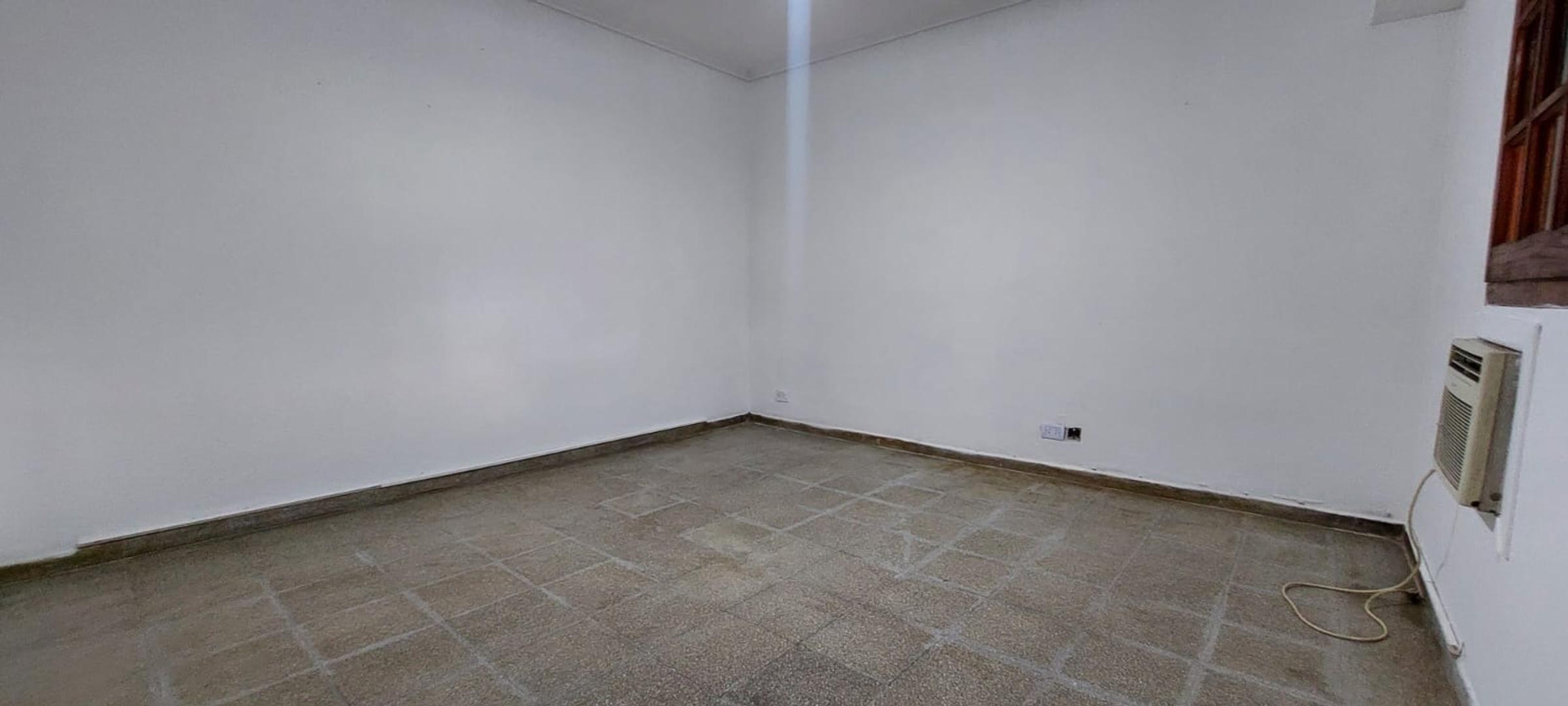 Casa en Alquiler con 4 cocheras