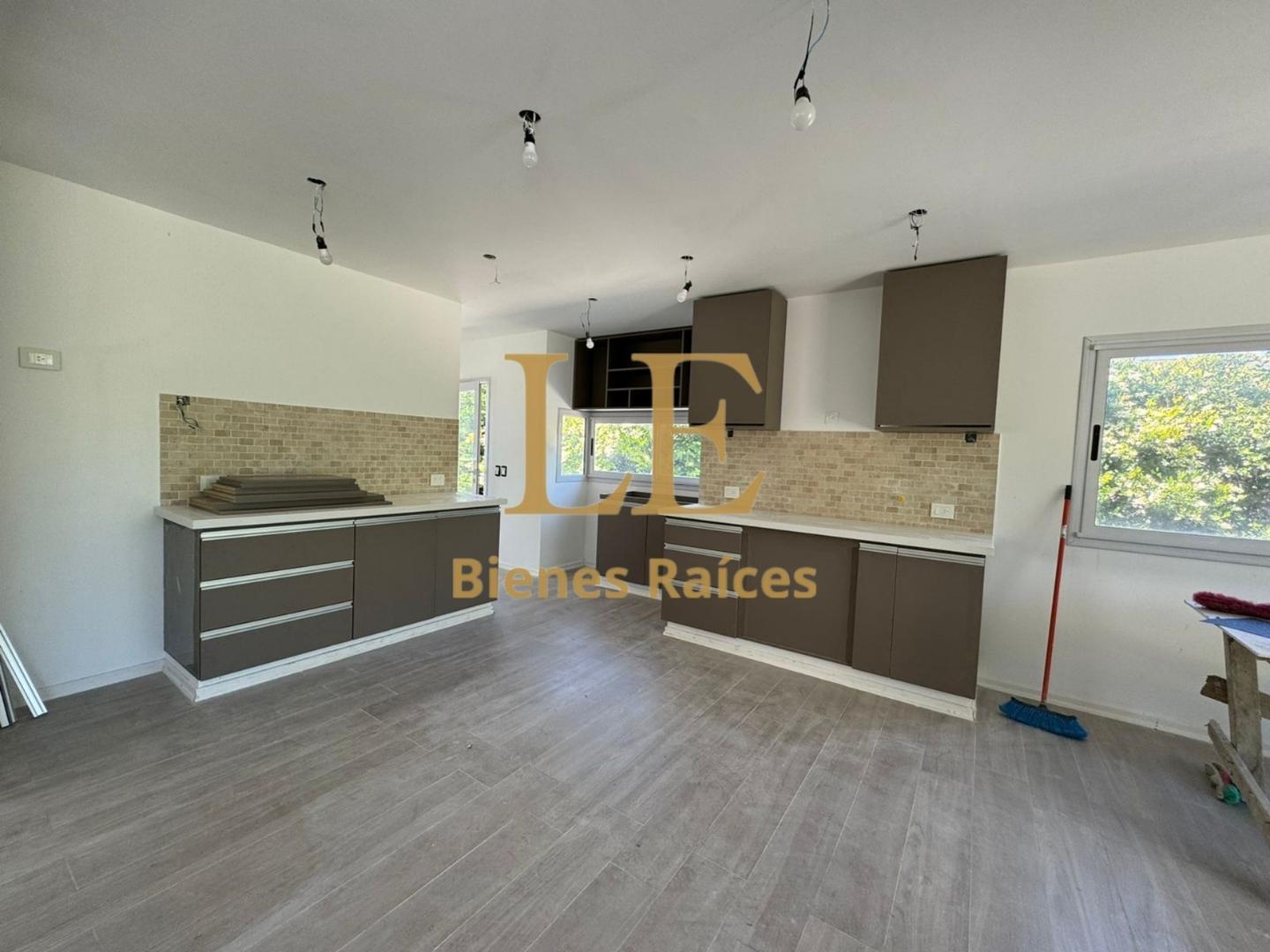 Casa en Venta con 3 cocheras