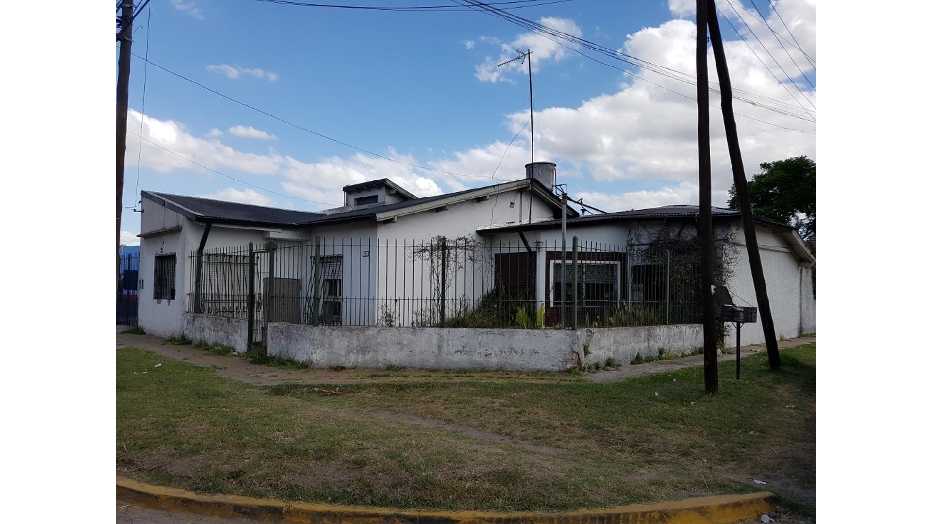 CHALET  DE 4 AMBIENTES CON COCHERA