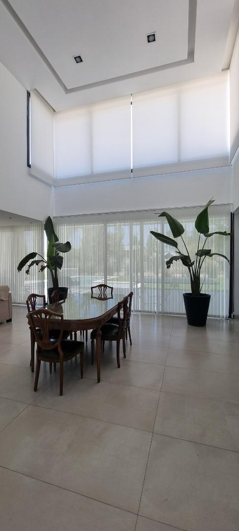 Casa en Venta con 7 cocheras