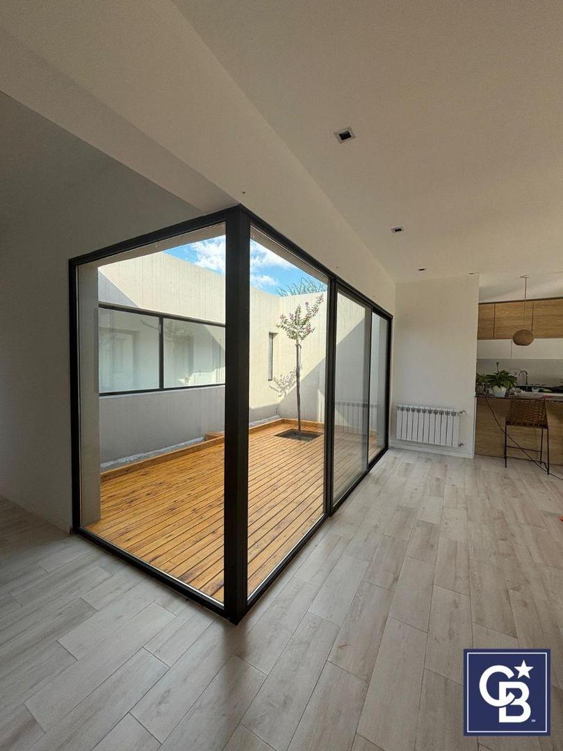 Casa 4 ambientes con 2 baños