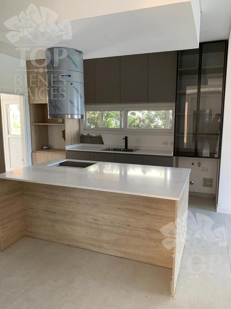 Casa en Venta con 4 cocheras