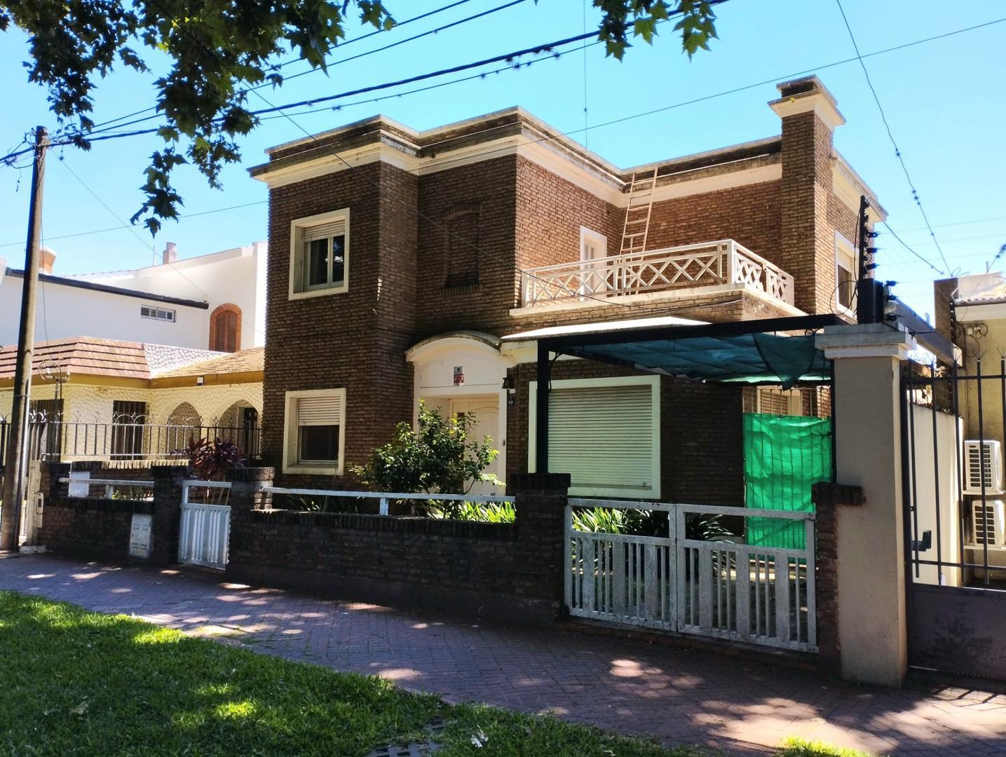VENTA AMPLÍSIMA CASA EN EL CORAZÓN DE ALBERDI