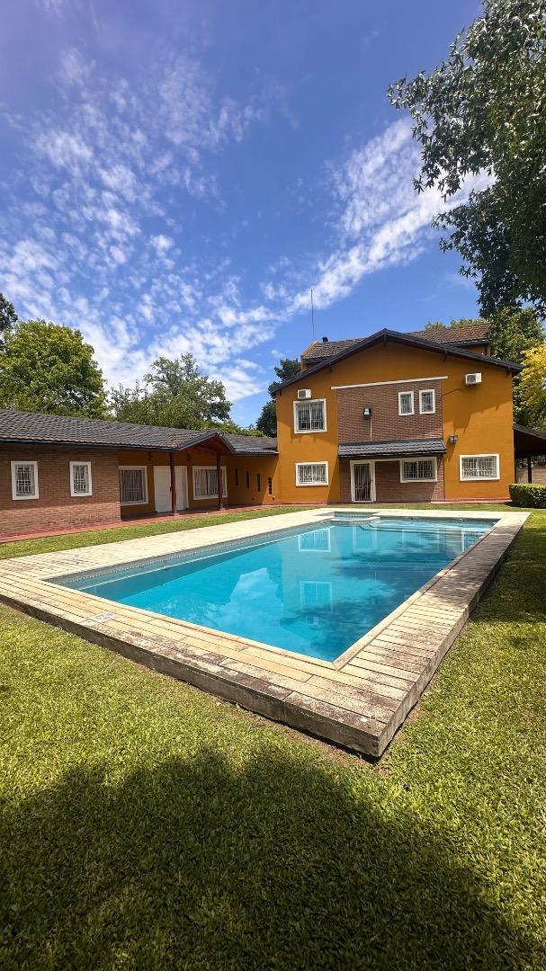 CASA EN PARQUE LELOIR C/ 4 DORMS, QUINCHO, PILETA - FINANCIA