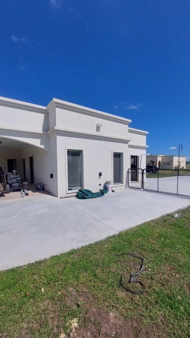 VENTA CASA  LA VICTORIA POLO CLUB 4 AMBIENTES Y PISCINA