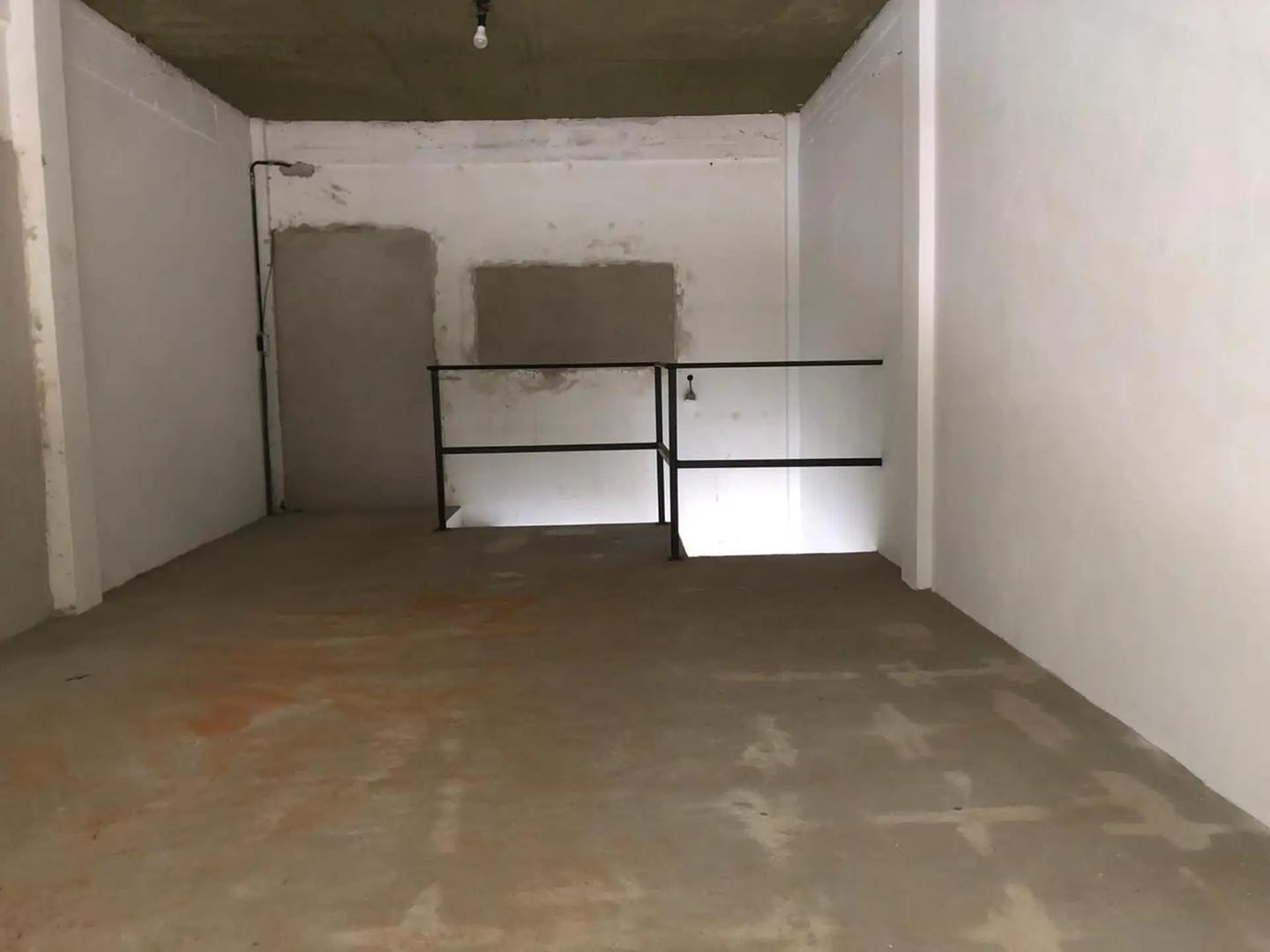 Local comercial de 10 x 4 metros excelentemente ubicado sobr