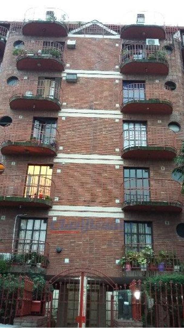 Alberdi mts Plaza Colón s/9 de Julio 1100. AMPLIO. c/Balcón.