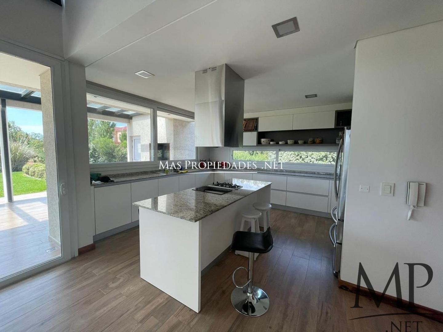 Casa 8 ambientes con 5 baños