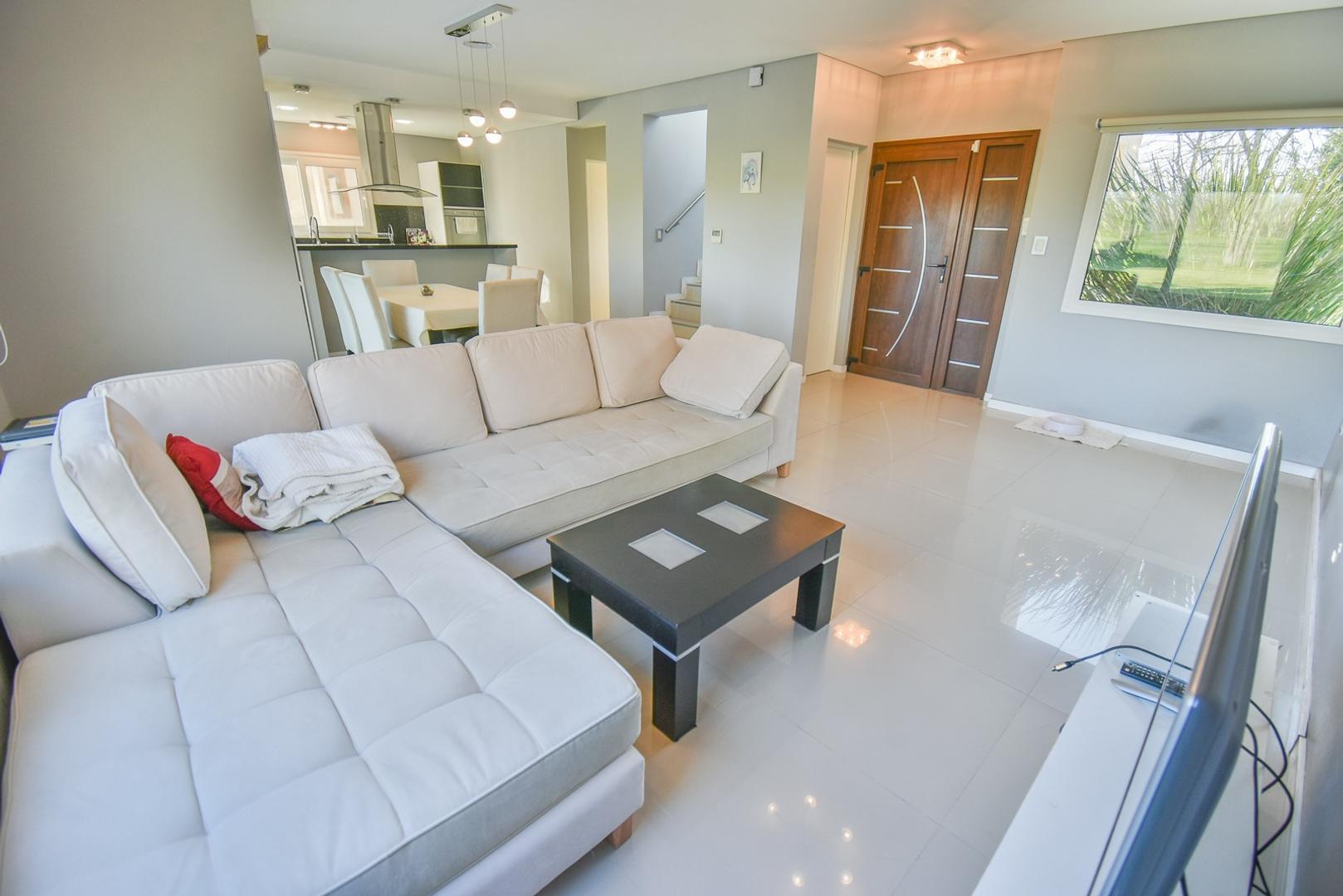 Casa en Venta con 3 cocheras