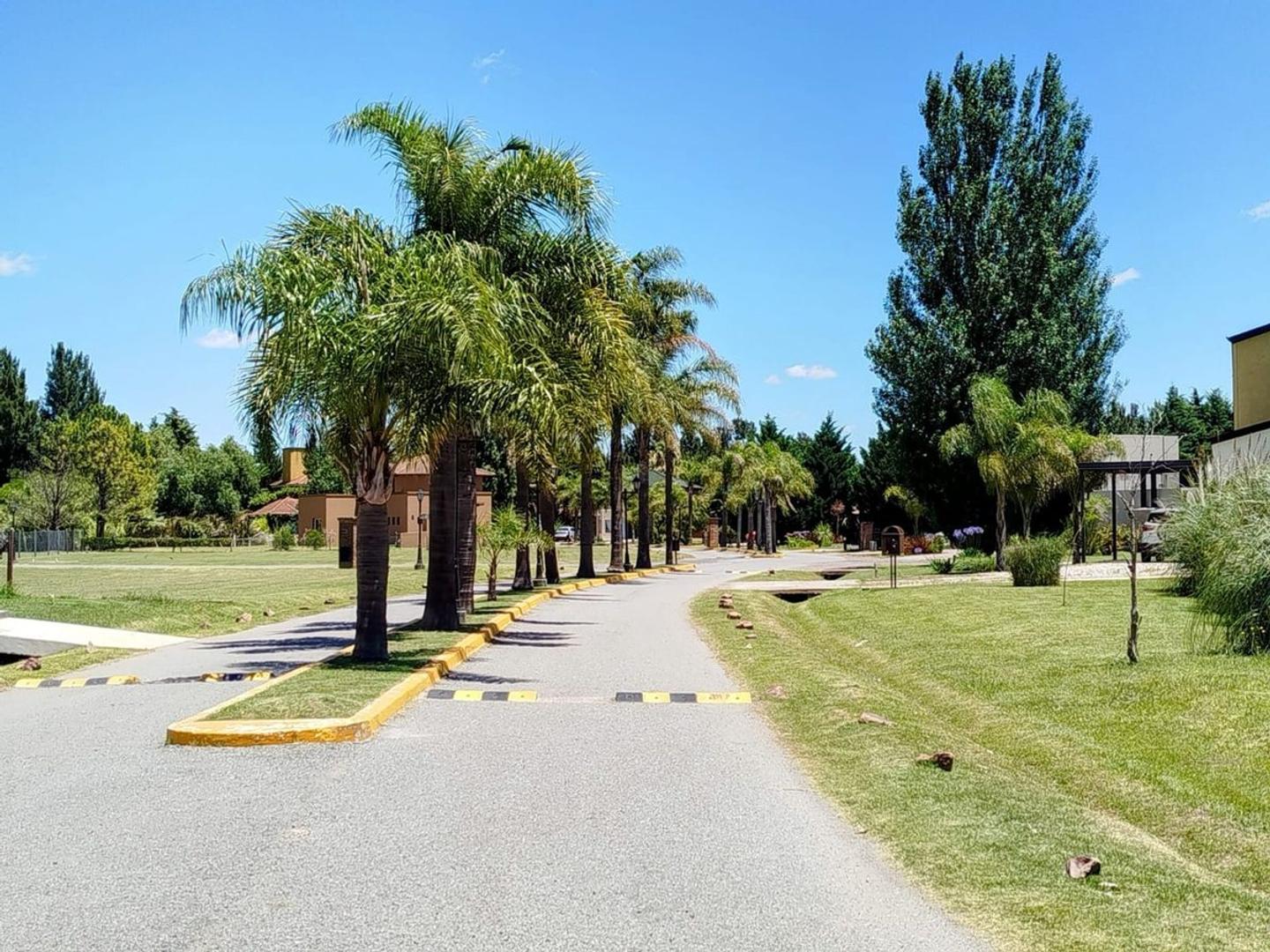 Casa en Alquiler con 2 cocheras