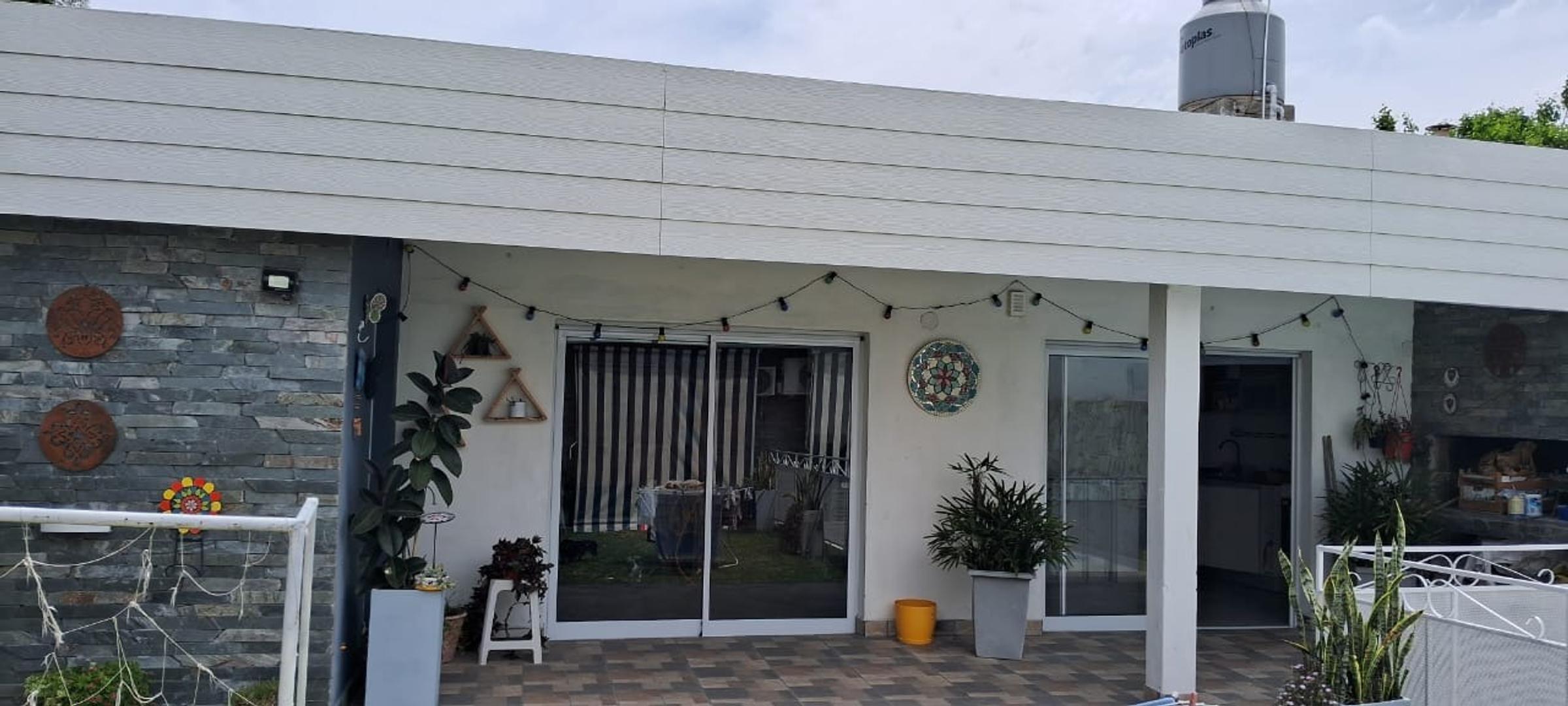 Casa 4 ambientes con 2 baños