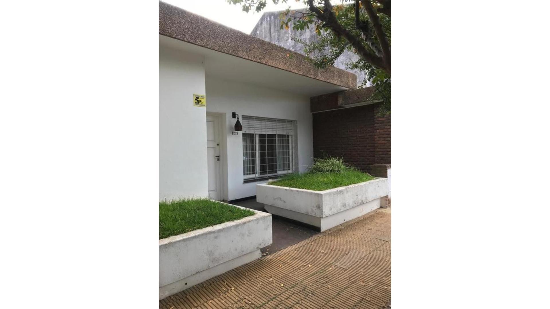 PH al frente con garage y gran patio