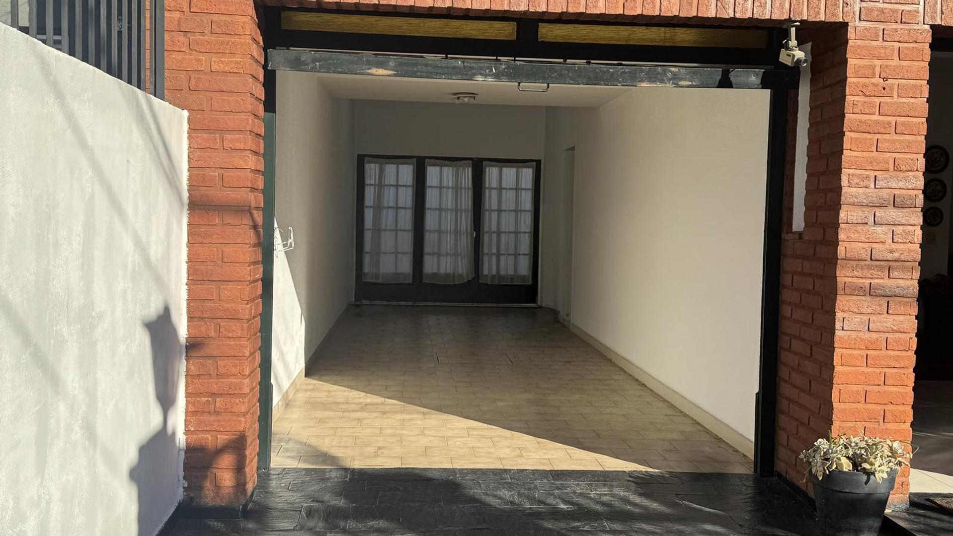 Casa 7 ambientes con 2 baños