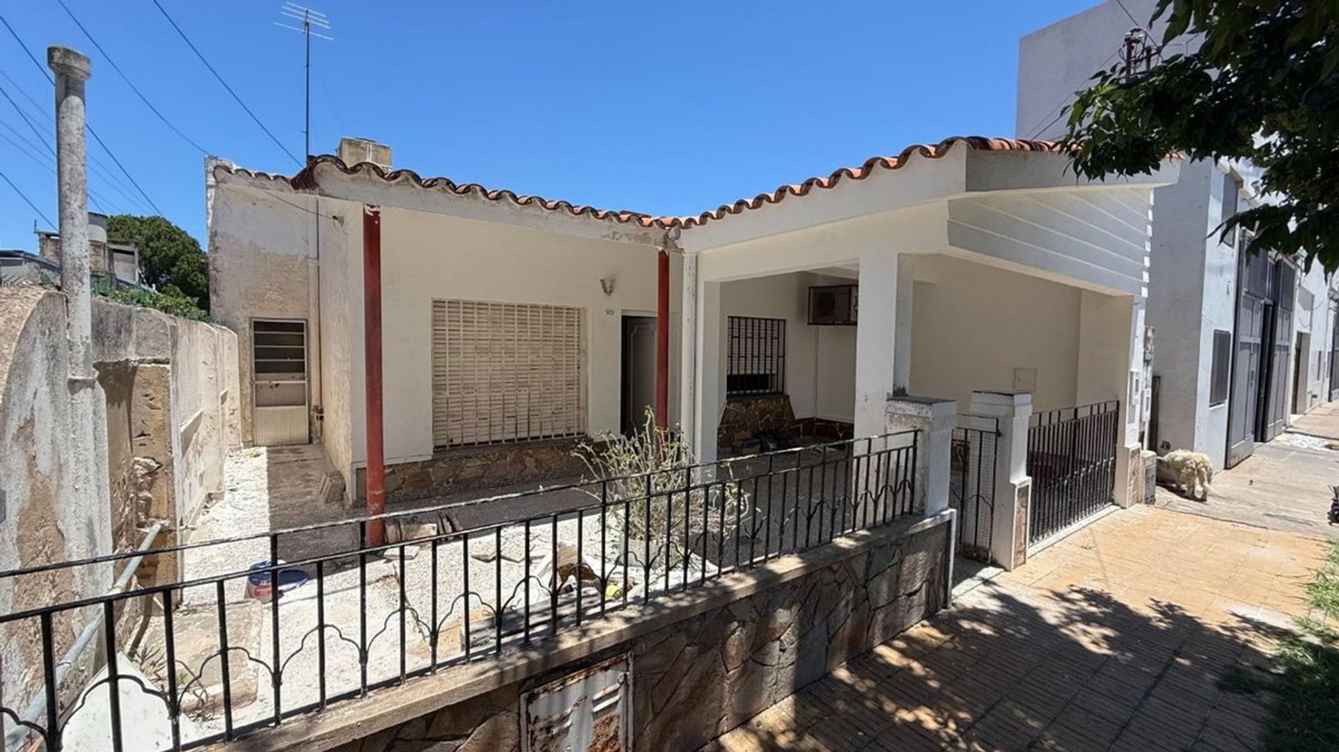 CASA DE 3 DORM., COCHERA Y PATIO EN VENTA