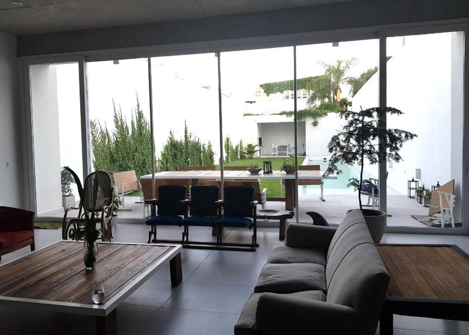 Casa 8 ambientes con 9 baños