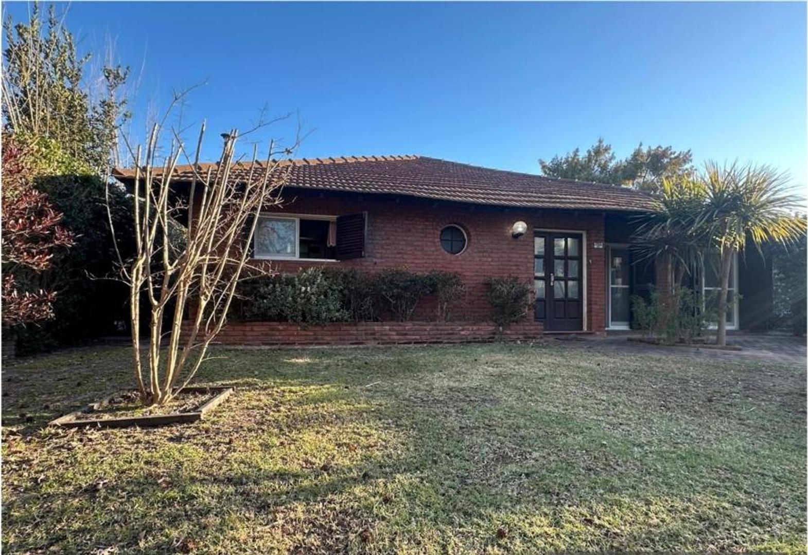 Casa 5 ambientes con 2 baños